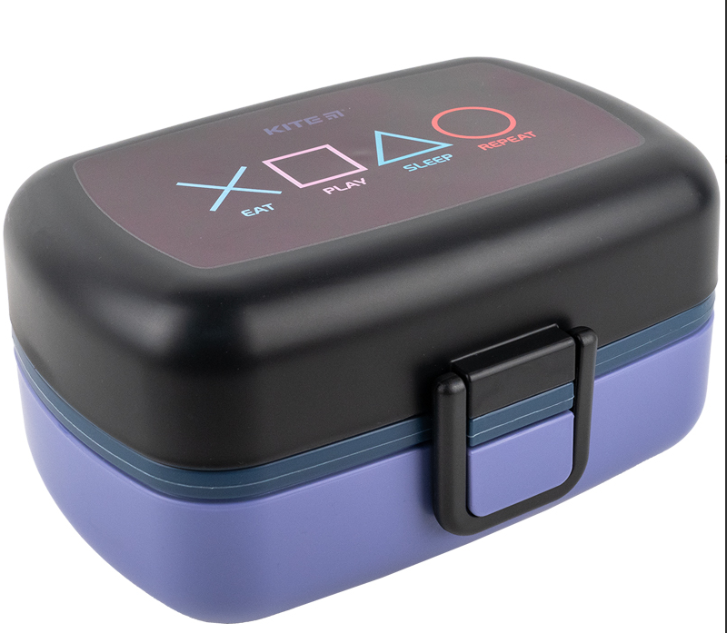 Ланчбокс для їжі. Виготовлений з харчового пластику. Розділений на два відділи, має 2 додатковій ємності, доповнений столовим приладдям. Об'єм 1150 мл.K23-180-3