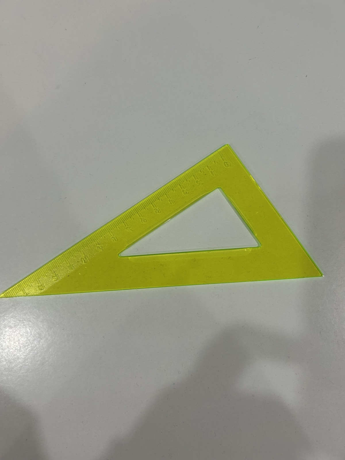 Треугольник пласт 16см 60`